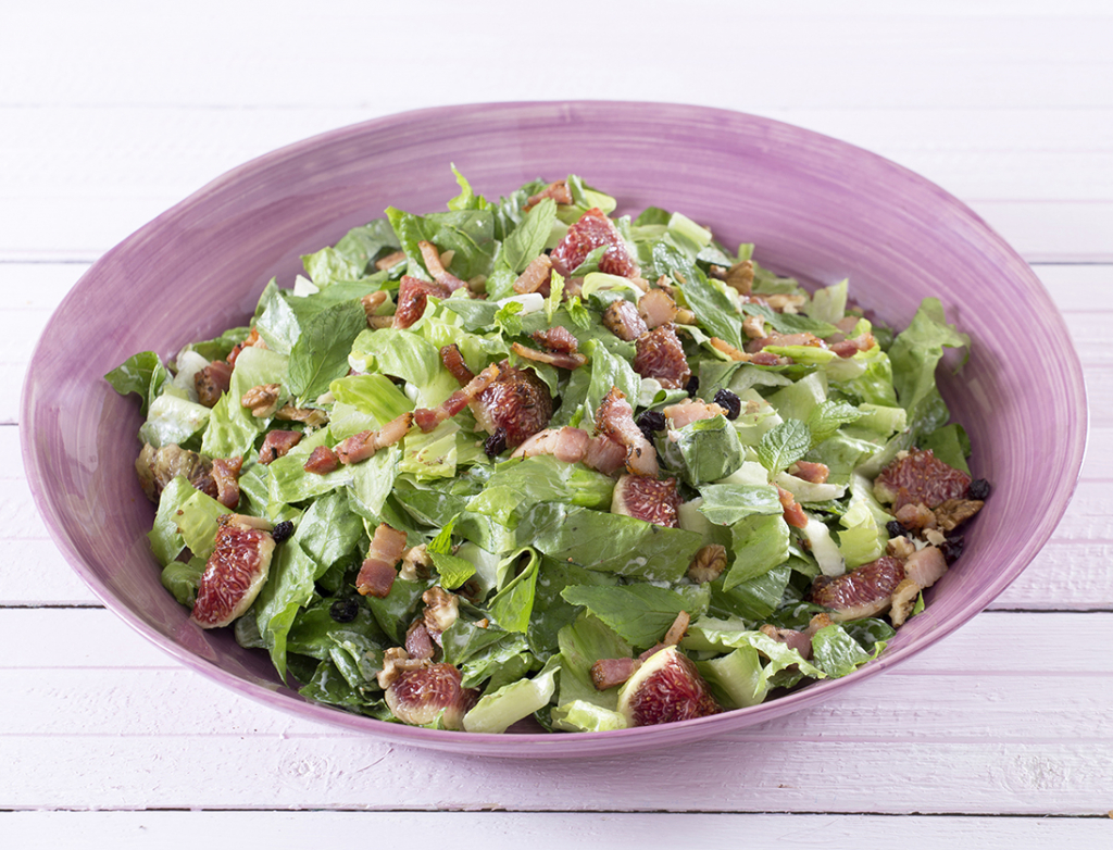 Μαρουλοσαλάτα με τραγανό μπέικον και σος γιαουρτιού
