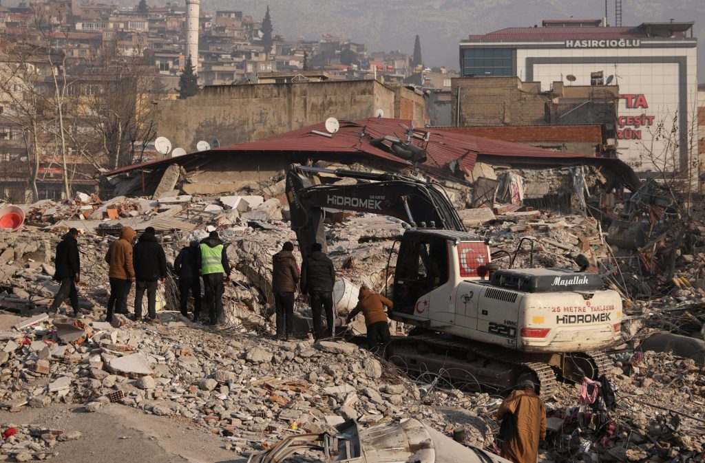 Σεισμός στη Τουρκία: Πάνω από 33.000 οι νεκροί – Στενεύουν τα περιθώρια για εύρεση επιζώντων