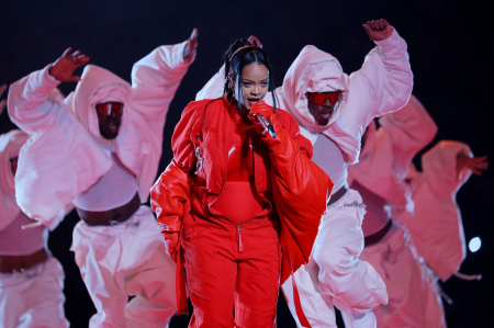 Rihanna: Η avant-garde θεά της γονιμότητας σάρωσε στη σκηνή του Super Bowl