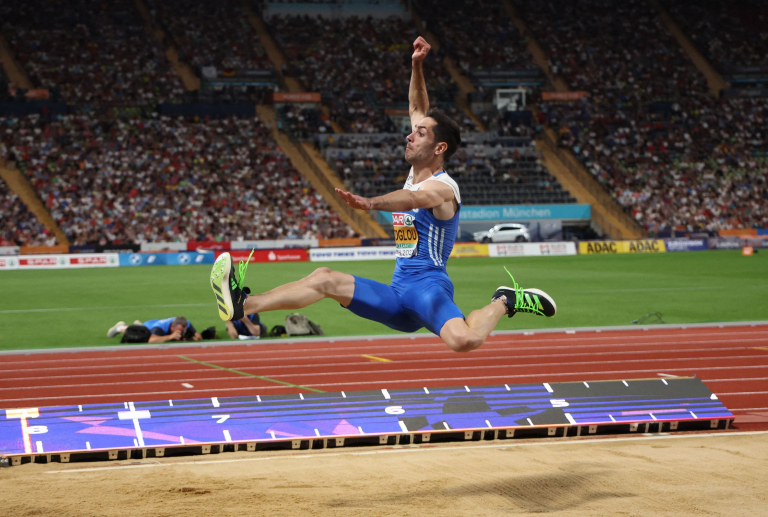 Σε δημοπρασία τα παπούτσια του Τέντογλου για να συγκεντρωθούν χρήματα για τα παιδιά της Τουρκίας