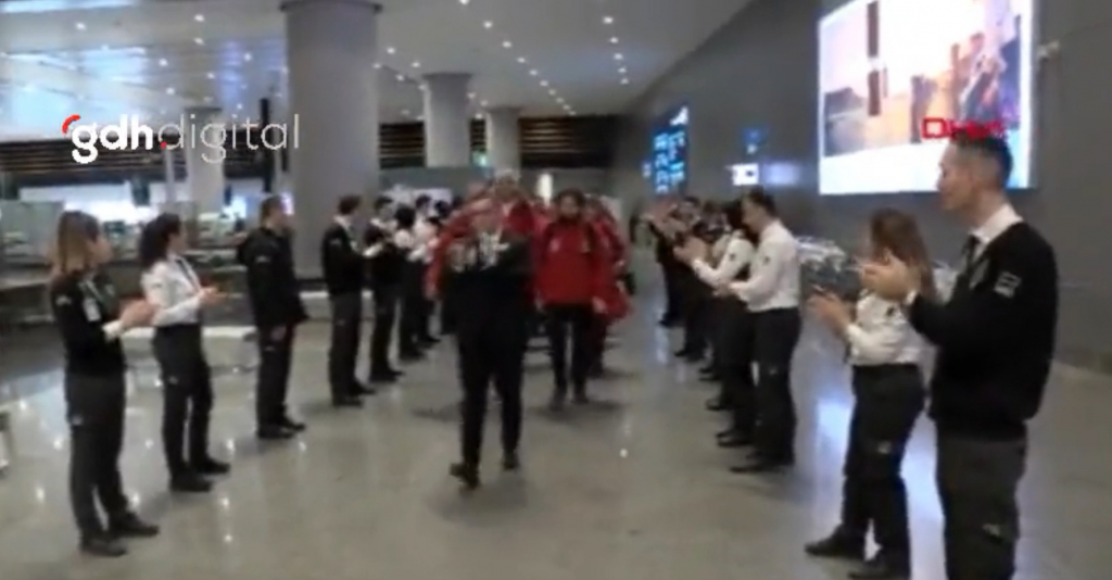 «Βροχή» χειροκροτημάτων για τους Έλληνες διασώστες στην Κωνσταντινούπολη