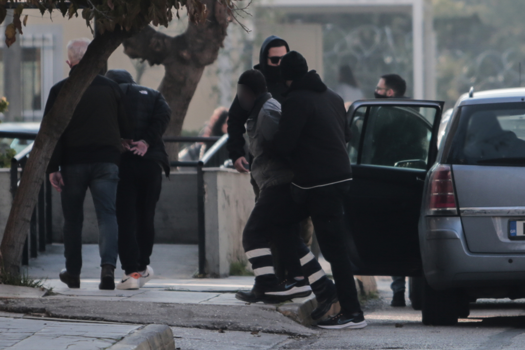 Κολωνός: Στην Ανακρίτρια οι 5 συλληφθέντες για τους βιασμούς της 12χρονης