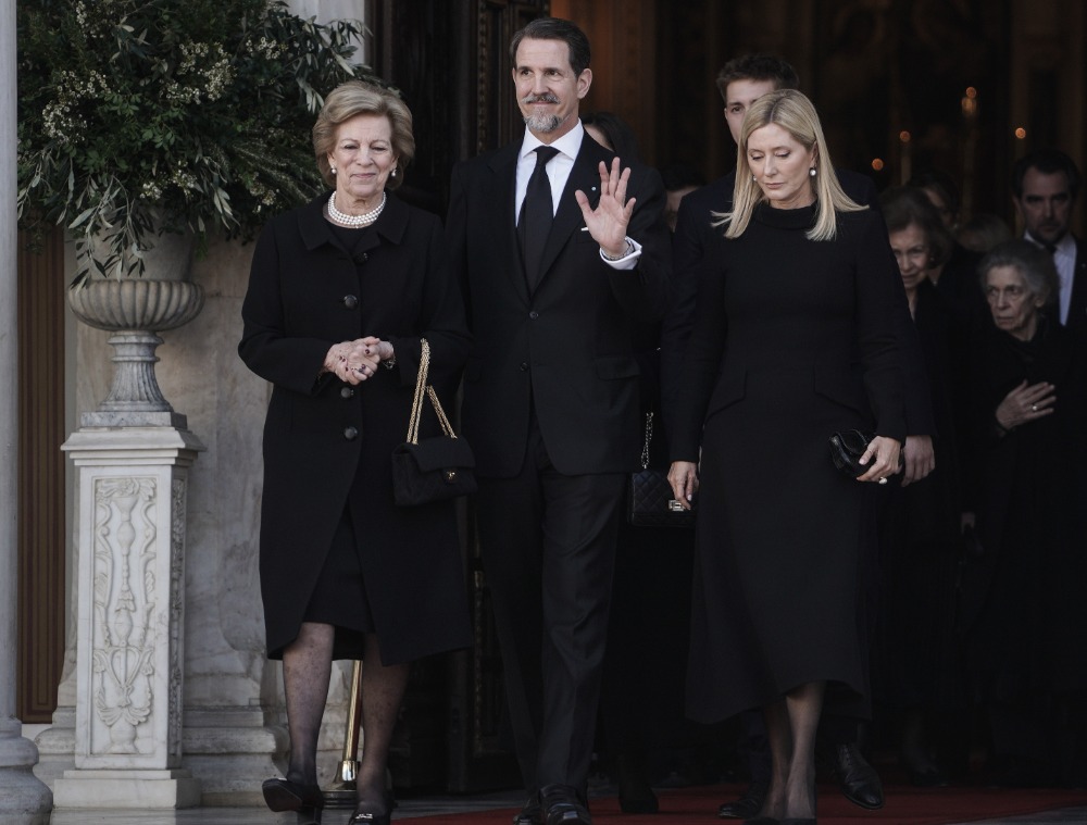 Ολοκληρώθηκε το μνημόσυνο του τέως βασιλιά Κωνσταντίνου – Ποια πολιτικά πρόσωπα παρέστησαν