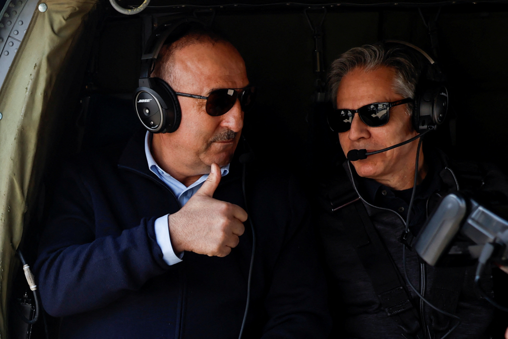 Μπλίνκεν – Τσαβούσογλου με ελικόπτερο πάνω από τις πληγείσες περιοχές