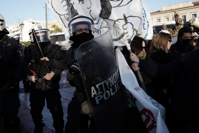 Πορεία εκπαιδευτικών: Ένταση και χημικά έξω απ’ το Μέγαρο Μουσικής