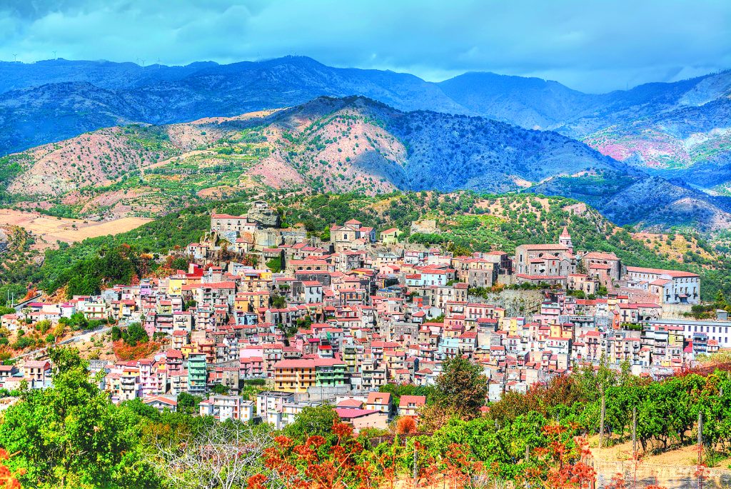 Σπίτια με €1 για να ζωντανέψουν τα έρημα χωριά