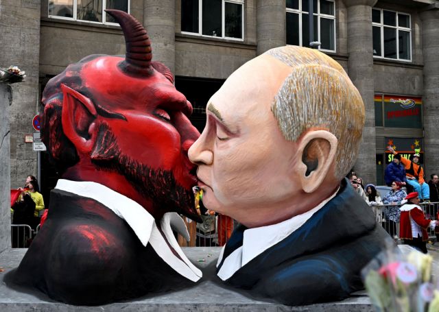 «Δευτέρα των Ρόδων»: Φιλί με το διάβολο και λουτρό αίματος για τον Πούτιν