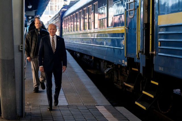 Στην Πολωνία σιδηροδρομικώς ο Μπάιντεν – Η συνάντηση με Ντούντα