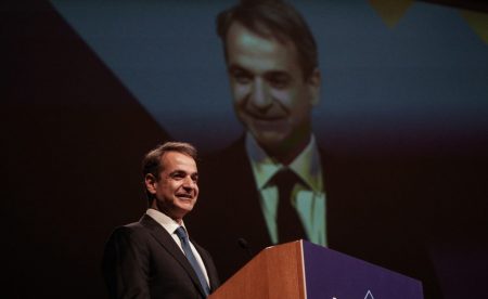 Μητσοτάκης: «Είμαστε με τις βιβλιοθήκες και όχι με τις βαριοπούλες»