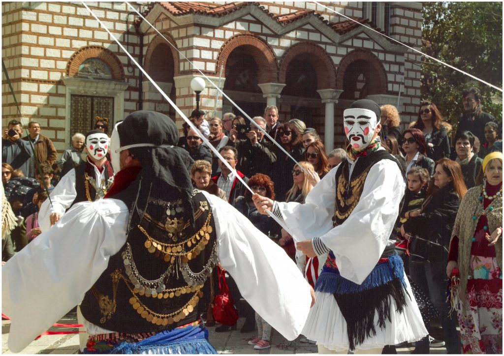 Απόκριες 2023: Τα γαϊτανάκια, οι μπάντιδες και οι γιατρούδες