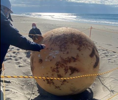 Ιαπωνία: Μυστήριο με σιδερένια μπάλα που ξεβράστηκε σε παραλία