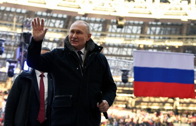 Ο Πούτιν χαιρετίζει το στρατό σε μεγάλη εκδήλωση στη Μόσχα