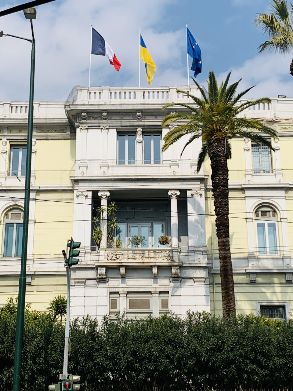Τη σημαία της Ουκρανίας ύψωσαν οι πρεσβείες της ΕΕ στην Αθήνα