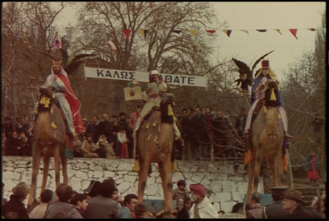 Η σάτιρα και το έθιμο της «περικεφαλαίας» στο καρναβάλι της Αγιάσου