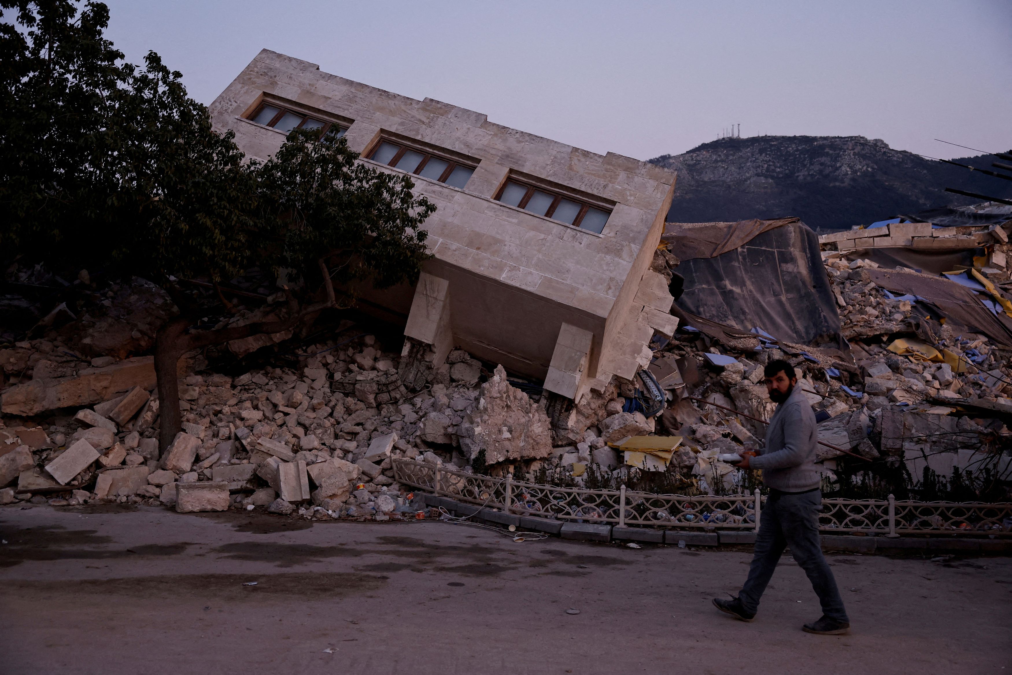 Τουρκία: Ενας νεκρός και δεκάδες τραυματίες από το νέο σεισμό – Κατέρρευσαν κτίρια