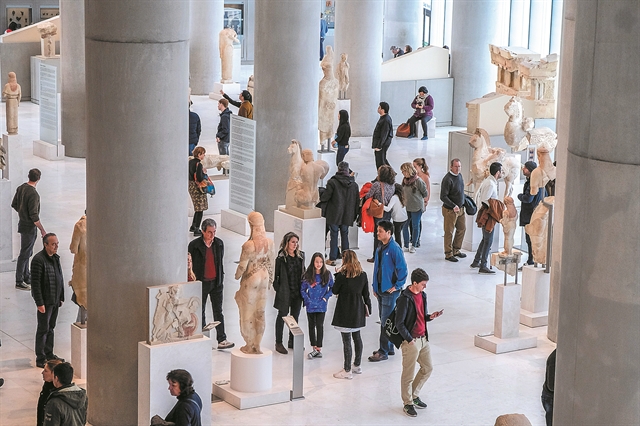 Ο Πολιτισμός φέρνει πάλι τους τουρίστες στην Πλάκα