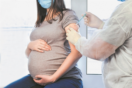 COVID-19: Ο εμβολιασμός των εγκύων «ασπίδα» ενάντια στην Ομικρον