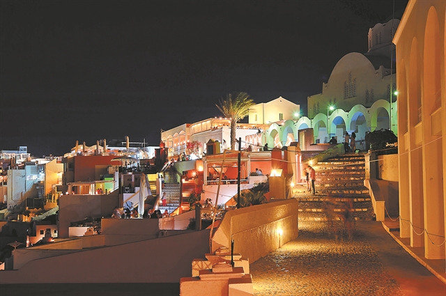 Ψίθυροι πίσω από τις μάσκες