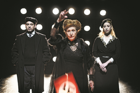 «Από μικρή ήμουν ψωνισμένη με το θέατρο»