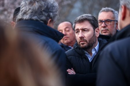 Στα Τέμπη ο Ανδρουλάκης: Στη σκέψη όλων μας υπάρχει ένα τεράστιο «γιατί»