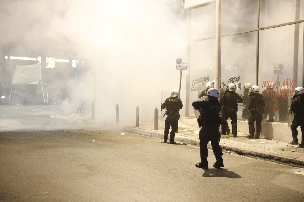 Τέμπη: Επεισόδια έξω από τα γραφεία της Hellenic Train στη Συγγρού