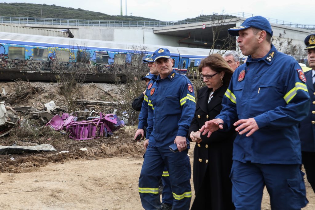 Σύγκρουση τρένων στα Τέμπη: Στο σημείο της τραγωδίας η Κατερίνα Σακελλαροπούλου