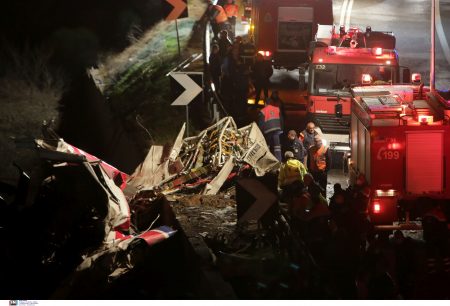 Τραγωδία στα Τέμπη: Μαρτυρία επιβάτη:  «Το πρώτο και το δεύτερο βαγόνι ήταν λιωμένα»