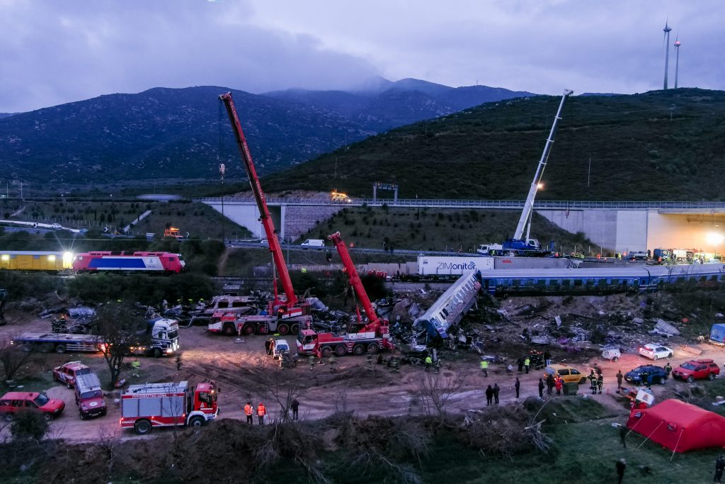 Τέμπη: Η μοιραία συνομιλία του μηχανοδηγού με τον σταθμάρχη Λάρισας