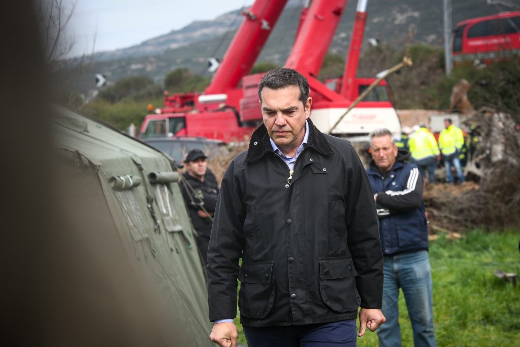 Στα Τέμπη ο Αλέξης Τσίπρας: «Ζούμε μια αδιανόητη τραγωδία»
