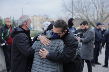 Με συγγενείς θυμάτων στη Λάρισα ο Αλέξης Τσίπρας – Έδωσε αίμα για τους τραυματίες