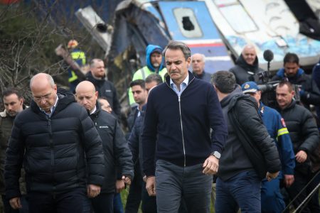 Τέμπη: Η τραγωδία περιπλέκει τα εκλογικά σενάρια – Ποιες εισηγήσεις δέχεται ο Μητσοτάκης