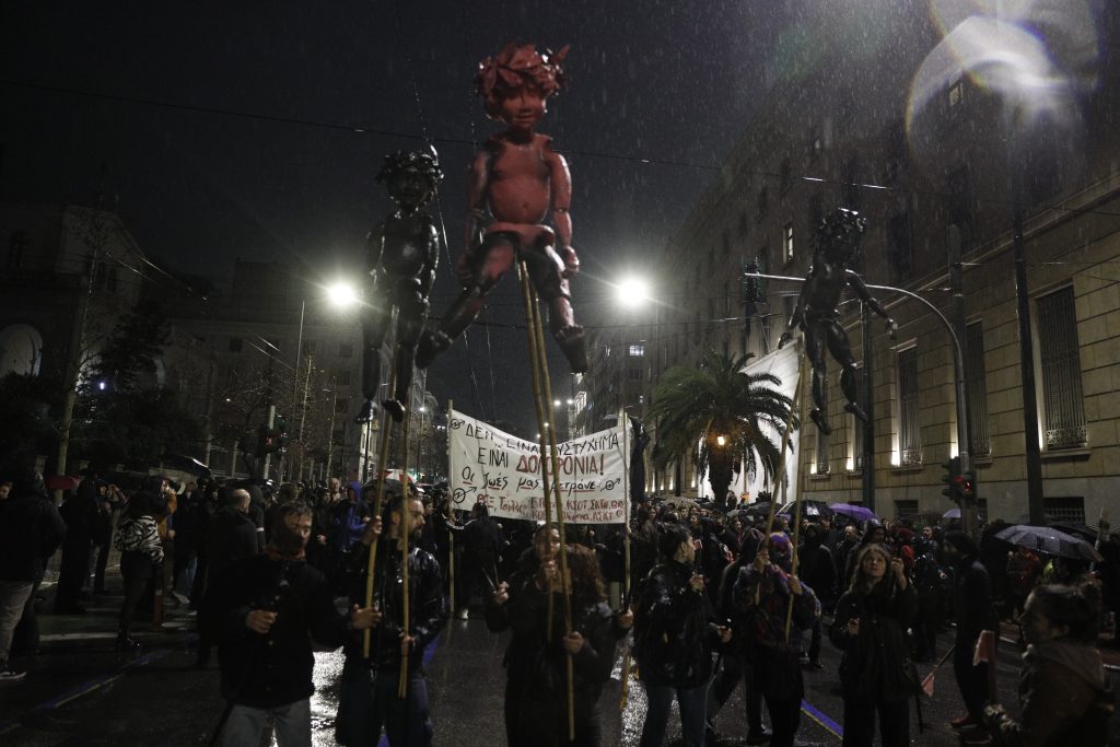 Τέμπη: Νέα συγκέντρωση διαμαρτυρίας έξω από τα γραφεία της Hellenic Train – Πορεία στο Σύνταγμα