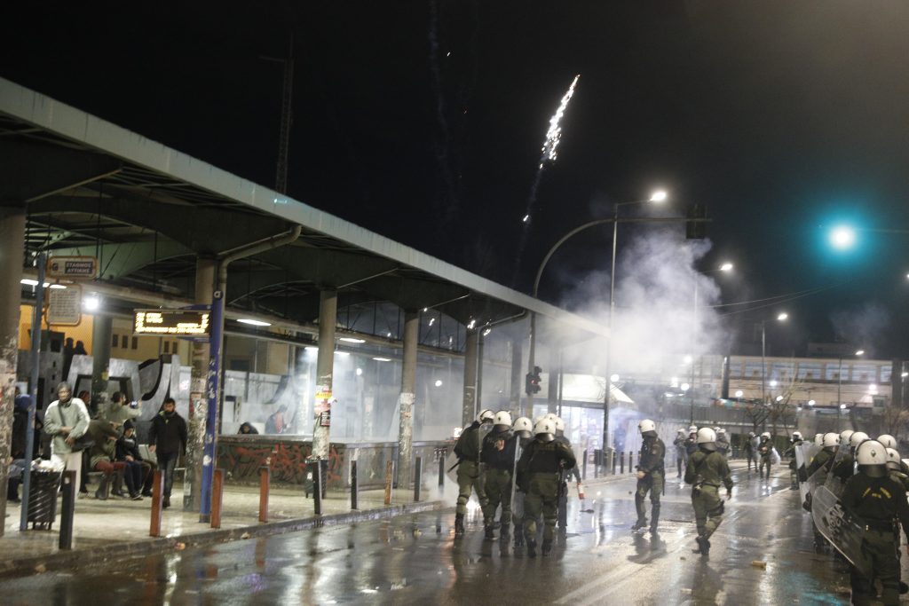 Τέμπη: Επεισόδια μετά την πορεία για τα θύματα στην Αθήνα – Επίθεση στο Τμήμα Ασφαλείας Λευκού Πύργου