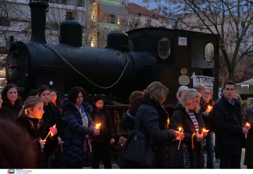 Τέμπη – Πρώην εκπαιδευτής: «Οι μηχανοδηγοί αναλαμβάνουν θέση σταθμάρχη μετά από 5 χρόνια»