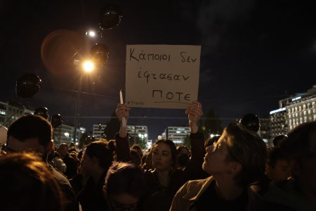 Τέμπη: Ξεκίνησε η σιωπηρή διαμαρτυρία στο κέντρο της Αθήνας