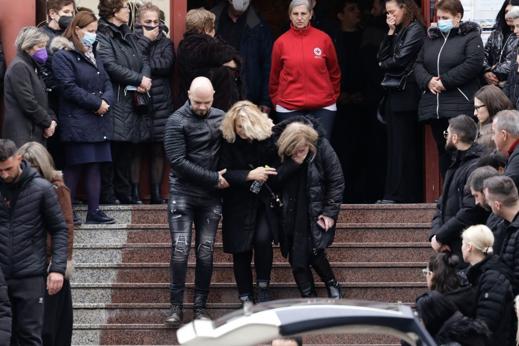 Τέμπη: Αγνωστος ένας νεκρός – Mάνα αναζητεί την κόρη της