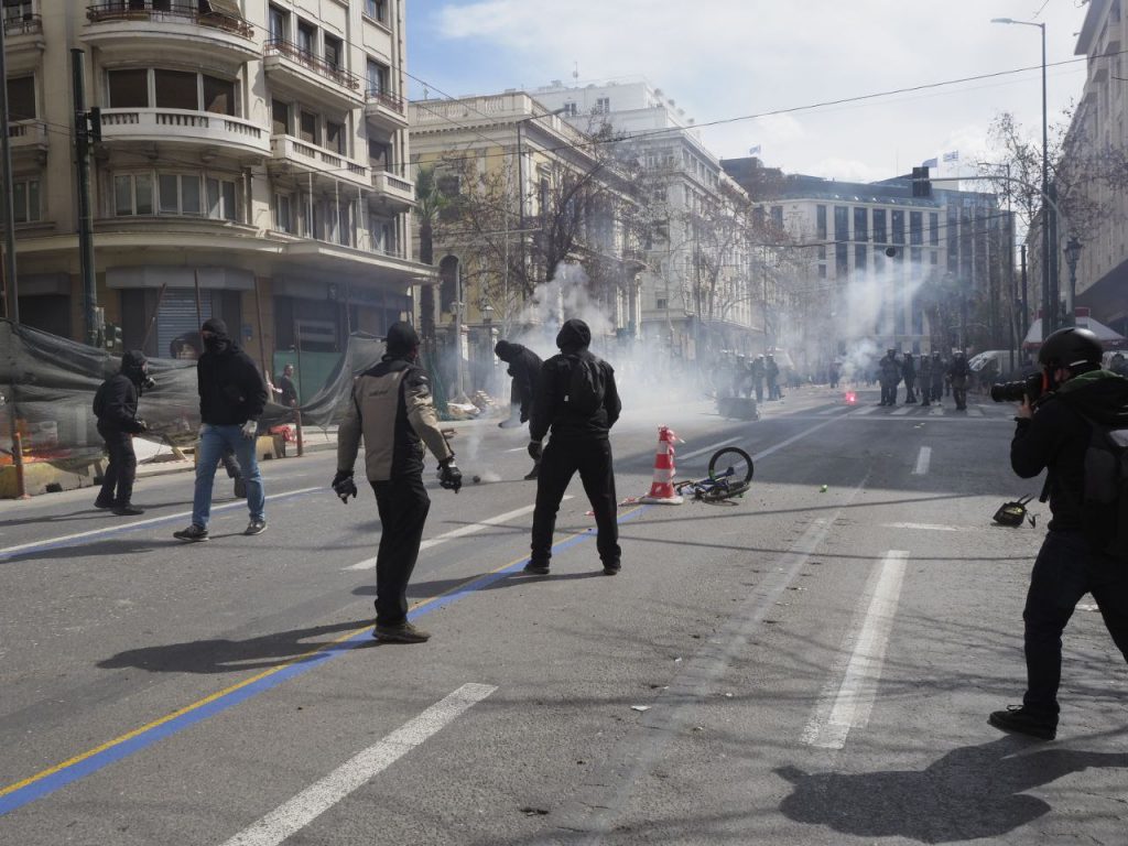 Σύνταγμα: Επεισόδια μετά τη μεγάλη συγκέντρωση για τα Τέμπη