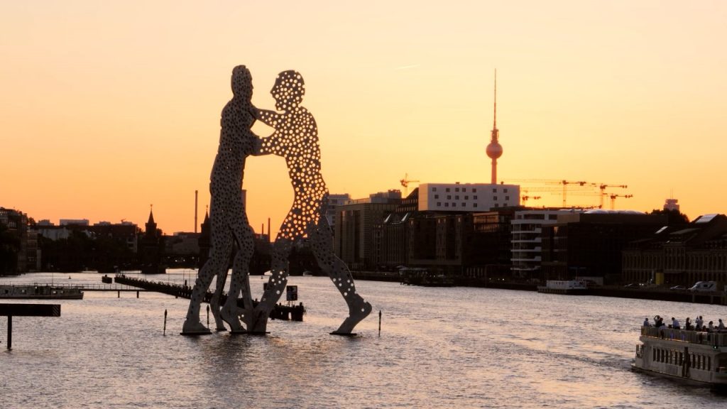 «Με δύο βαλίτσες»: Το ντοκιμαντέρ της ελc productions στο 25ο Φεστιβάλ Ντοκιμαντέρ Θεσσαλονίκης