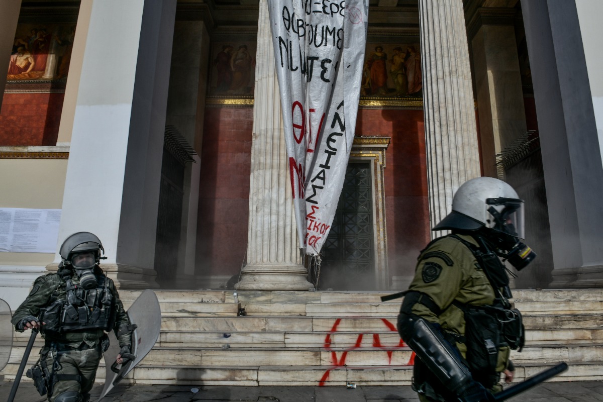 Απεργία – Τέμπη: Η μεγάλη πορεία που στιγματίστηκε από επεισόδια