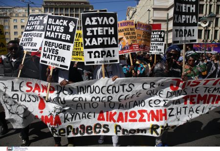 Απεργία: Προσαγωγές στο κέντρο της Αθήνας – Είχαν φωτοβολίδες στα σακίδιά τους