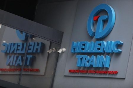 Hellenic Train: Επίθεση με πέτρες στα γραφεία από ομάδα κουκουλοφόρων – Ο «Ρουβίκωνας» ανέλαβε την ευθύνη