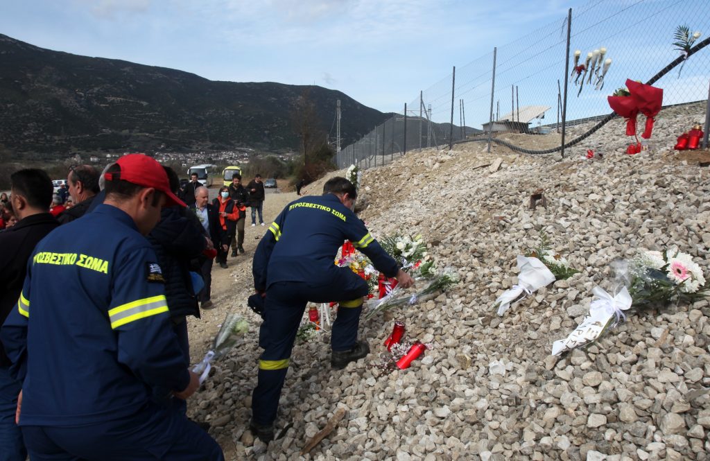 Τέμπη: «Δεν φταίει μόνο ο σταθμάρχης», λένε οικογένειες θυμάτων