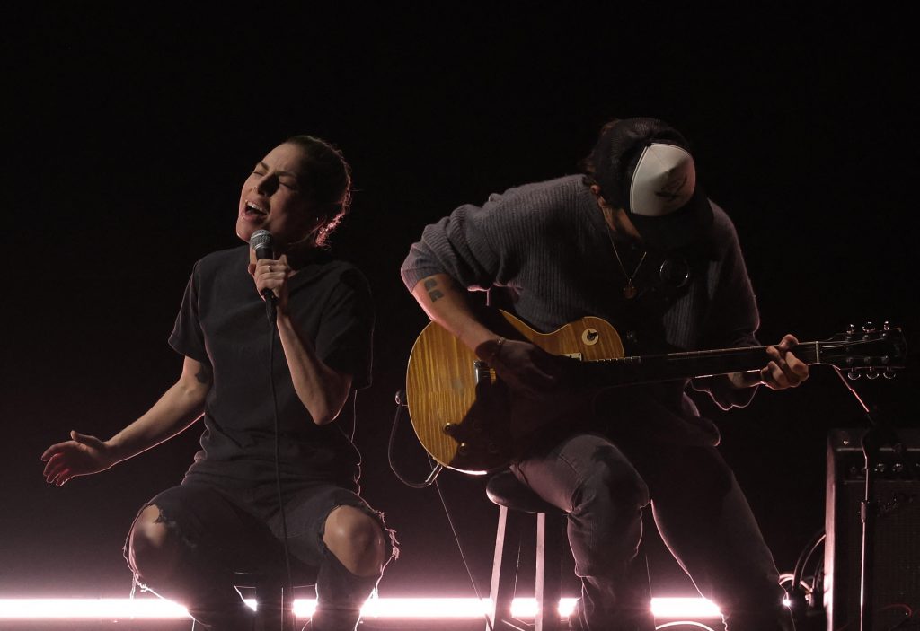 Oscars 2023: Αβαφη και με σκισμένο τζιν εμφανίστηκε η Lady Gaga