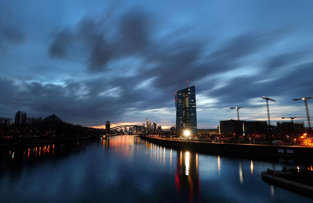 ΕΚΤ: Πως η τραπεζική κρίση ανατρέπει τα σχέδια της – Τι θα γίνει με τα επιτόκια