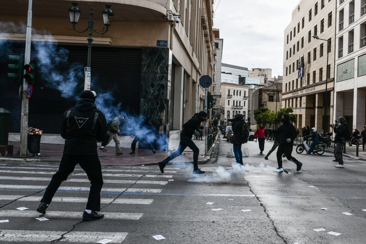 Επεισόδια στο Σύνταγμα: Εσπασαν τα αστυνομικά αυτοκίνητα της Ολγας Γεροβασίλη