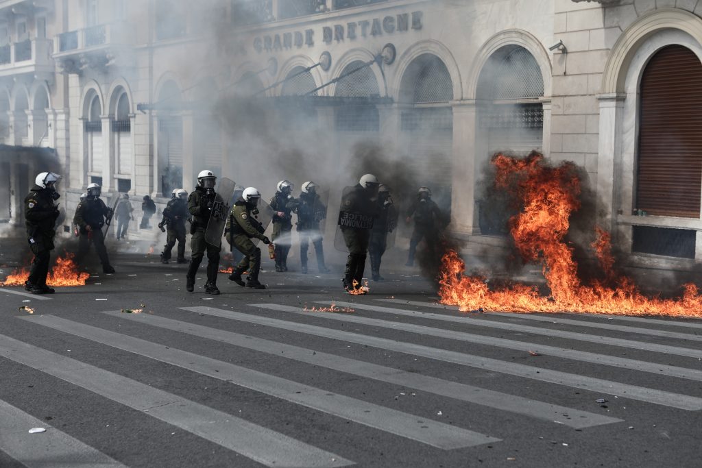 Επεισόδια στην πορεία για τα Τέμπη στην Αθήνα – Ενταση και στη Θεσσαλονίκη