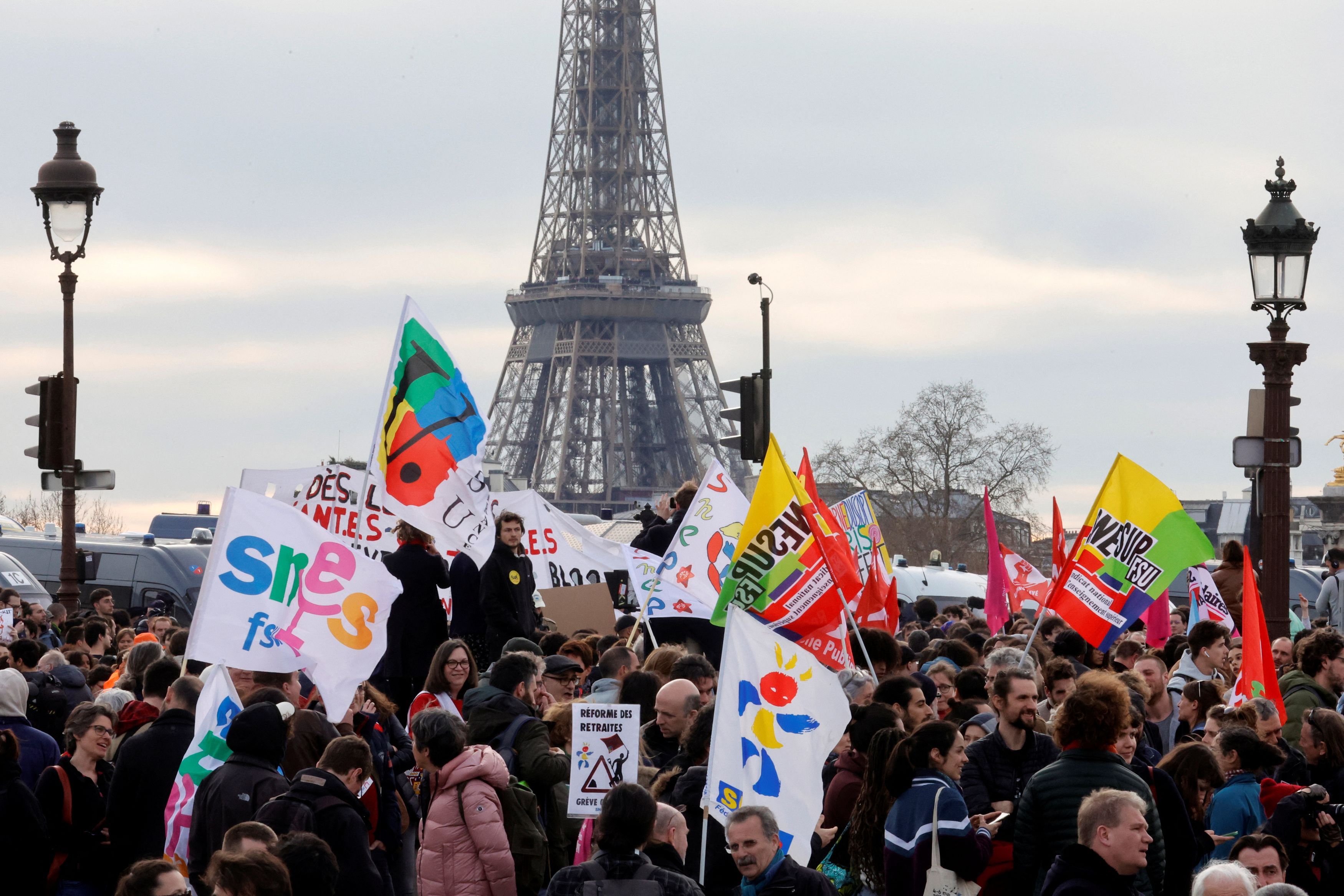Γαλλία: Το 74% διαφωνεί με το προεδρικό διάταγμα του Μακρόν για το συνταξιοδοτικό