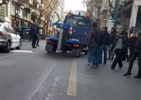 Πορεία για τα Τέμπη: Εισαγγελική έρευνα για τον γερανό της Αστυνομίας