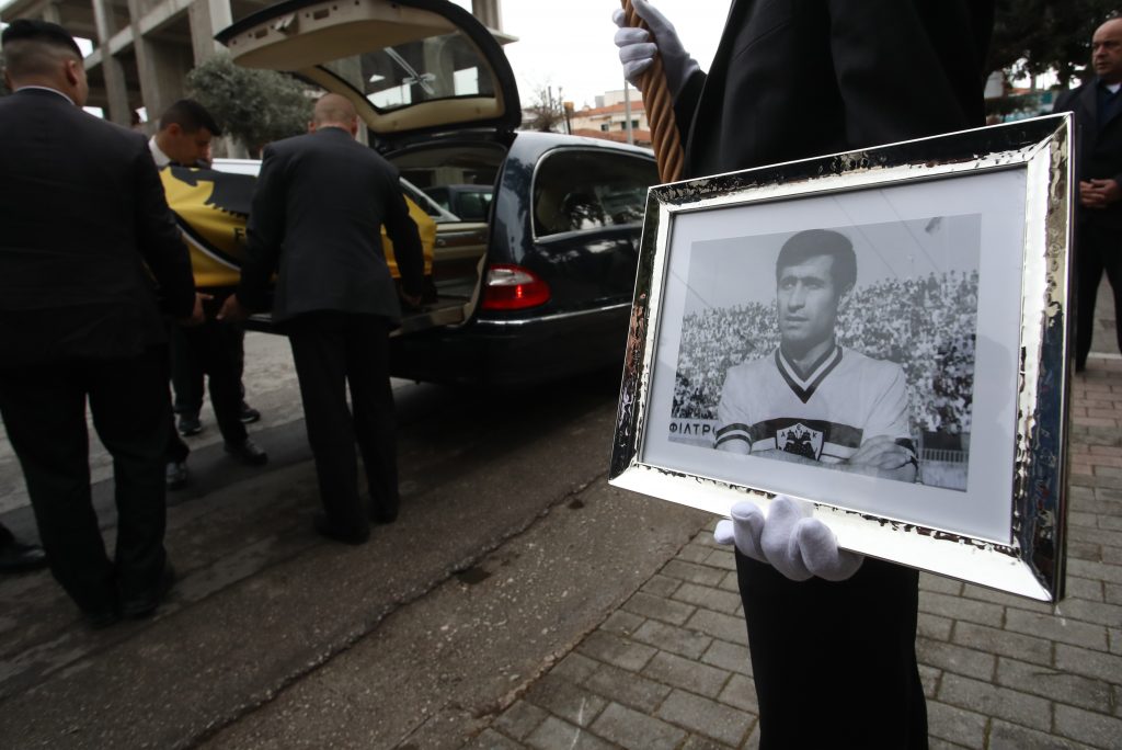 Σε λαϊκό προσκύνημα η σορός του Μίμη Παπαϊωάννου