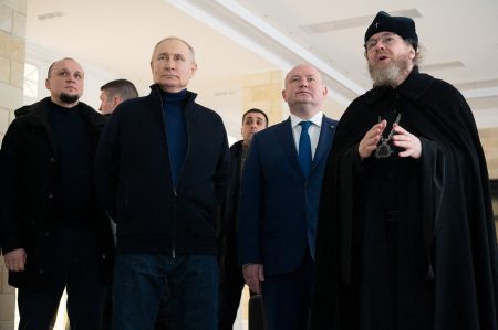 Πούτιν: Επίσκεψη στην Κριμαία μια μέρα μετά το ένταλμα σύλληψης